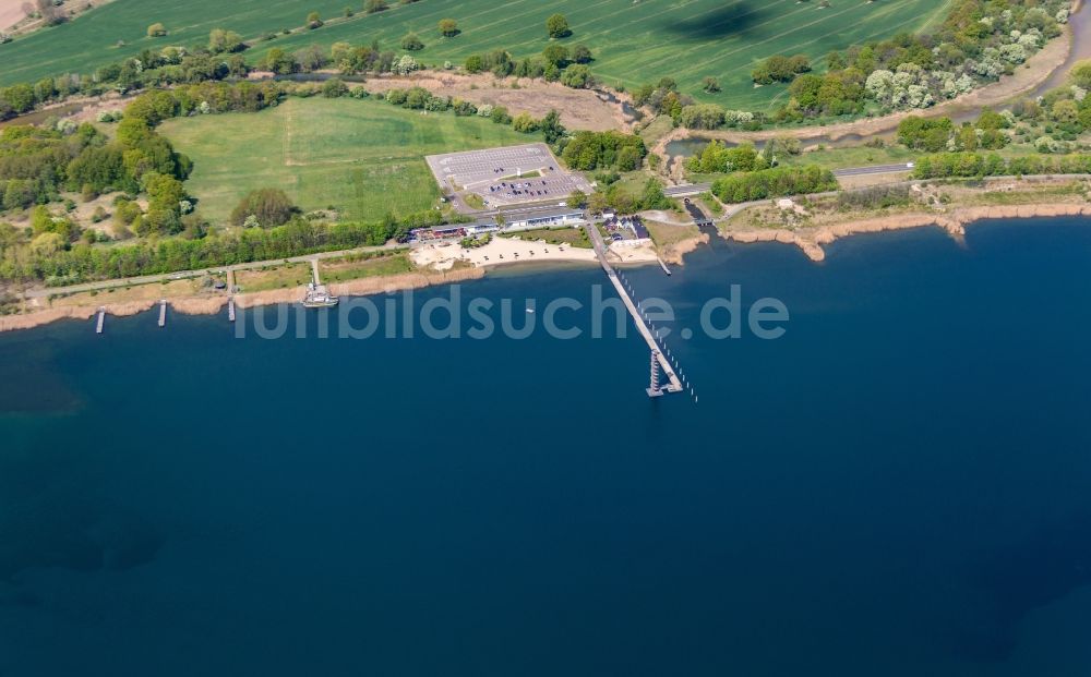 Bitterfeld-Wolfen von oben - Bauwerk des Aussichtsturmes Pegelturm im Goitzschesee in Bitterfeld-Wolfen im Bundesland Sachsen-Anhalt, Deutschland