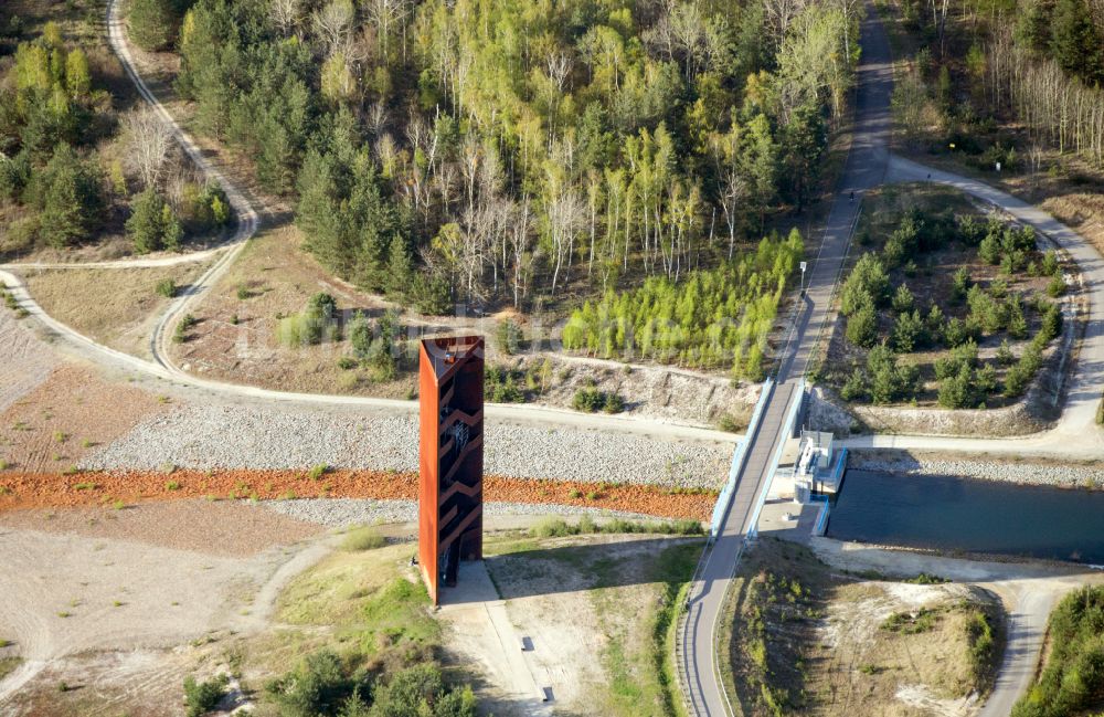 Großkoschen von oben - Bauwerk des Aussichtsturmes Rostiger Nagel in Großkoschen im Bundesland Brandenburg, Deutschland