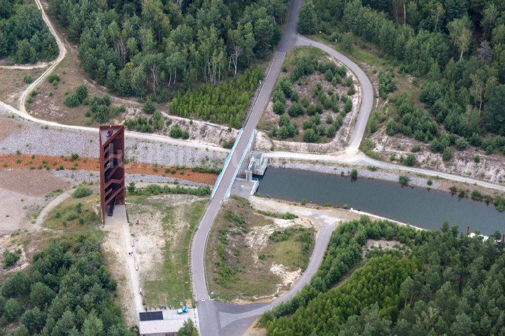 Großkoschen von oben - Bauwerk des Aussichtsturmes Rostiger Nagel in Großkoschen im Bundesland Brandenburg, Deutschland