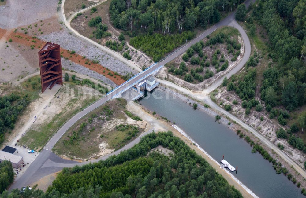 Großkoschen aus der Vogelperspektive: Bauwerk des Aussichtsturmes Rostiger Nagel in Großkoschen im Bundesland Brandenburg, Deutschland