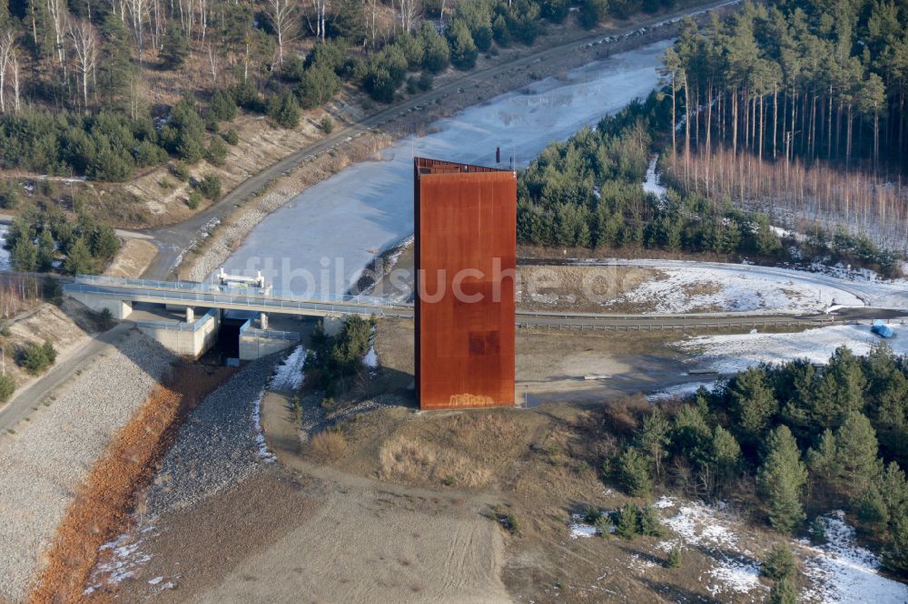 Großkoschen aus der Vogelperspektive: Bauwerk des Aussichtsturmes Rostiger Nagel in Großkoschen im Bundesland Brandenburg, Deutschland