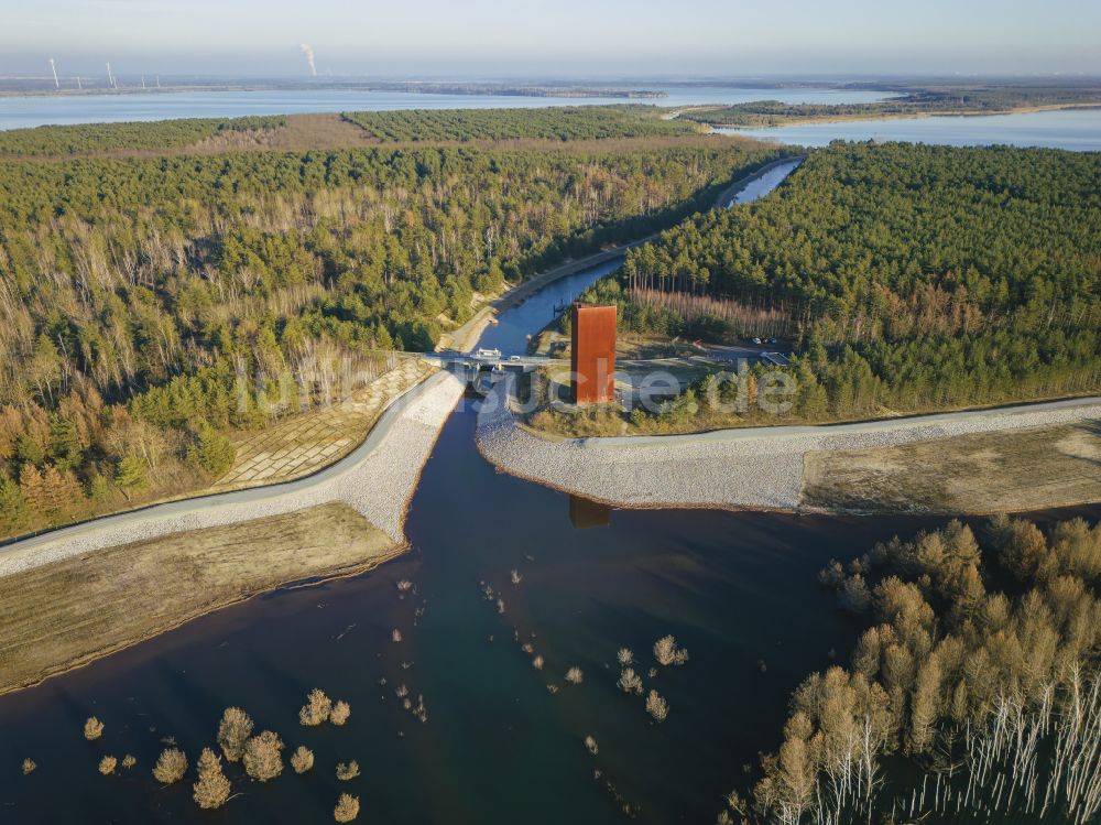 Großkoschen von oben - Bauwerk des Aussichtsturmes Rostiger Nagel in Großkoschen im Bundesland Brandenburg, Deutschland