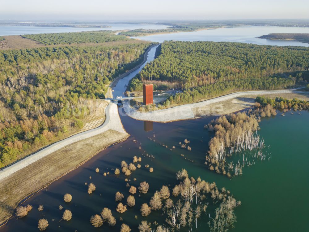 Großkoschen aus der Vogelperspektive: Bauwerk des Aussichtsturmes Rostiger Nagel in Großkoschen im Bundesland Brandenburg, Deutschland