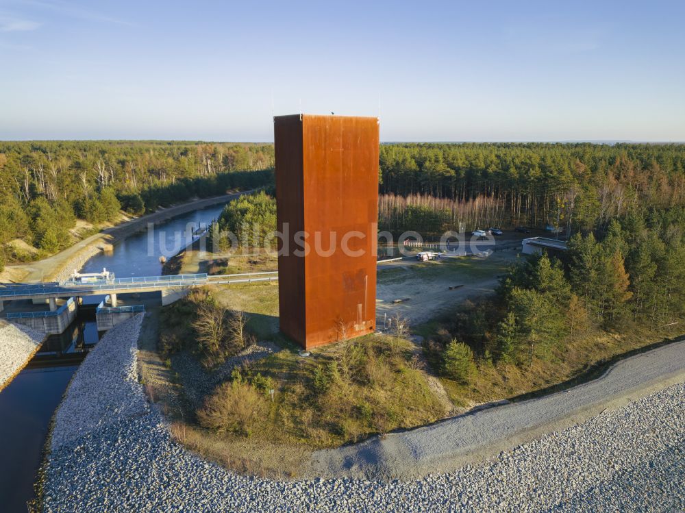 Luftbild Großkoschen - Bauwerk des Aussichtsturmes Rostiger Nagel in Großkoschen im Bundesland Brandenburg, Deutschland