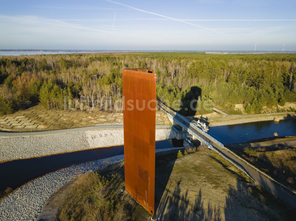 Luftaufnahme Großkoschen - Bauwerk des Aussichtsturmes Rostiger Nagel in Großkoschen im Bundesland Brandenburg, Deutschland