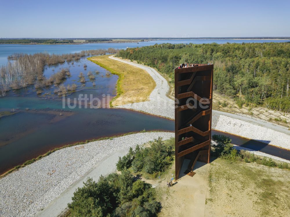 Großkoschen von oben - Bauwerk des Aussichtsturmes Rostiger Nagel in Großkoschen im Bundesland Brandenburg, Deutschland