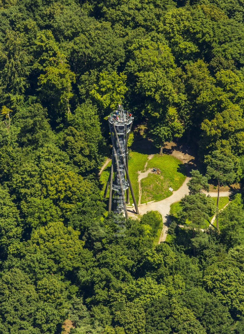 Freiburg im Breisgau von oben - Bauwerk des Aussichtsturmes Schloßbergturm auf dem Schlossberg in Freiburg im Breisgau im Bundesland Baden-Württemberg