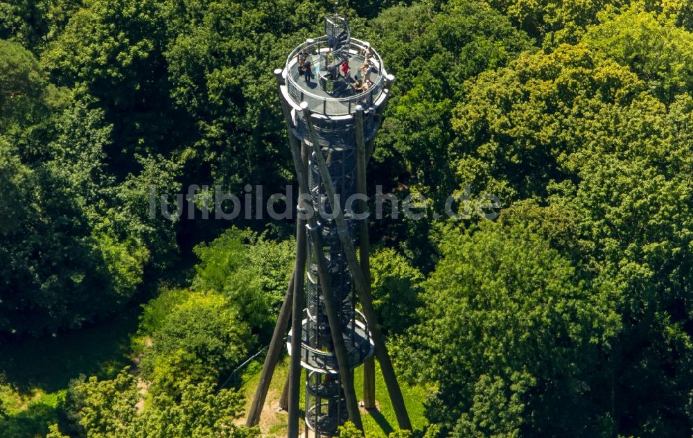 Luftbild Freiburg im Breisgau - Bauwerk des Aussichtsturmes Schloßbergturm auf dem Schlossberg in Freiburg im Breisgau im Bundesland Baden-Württemberg