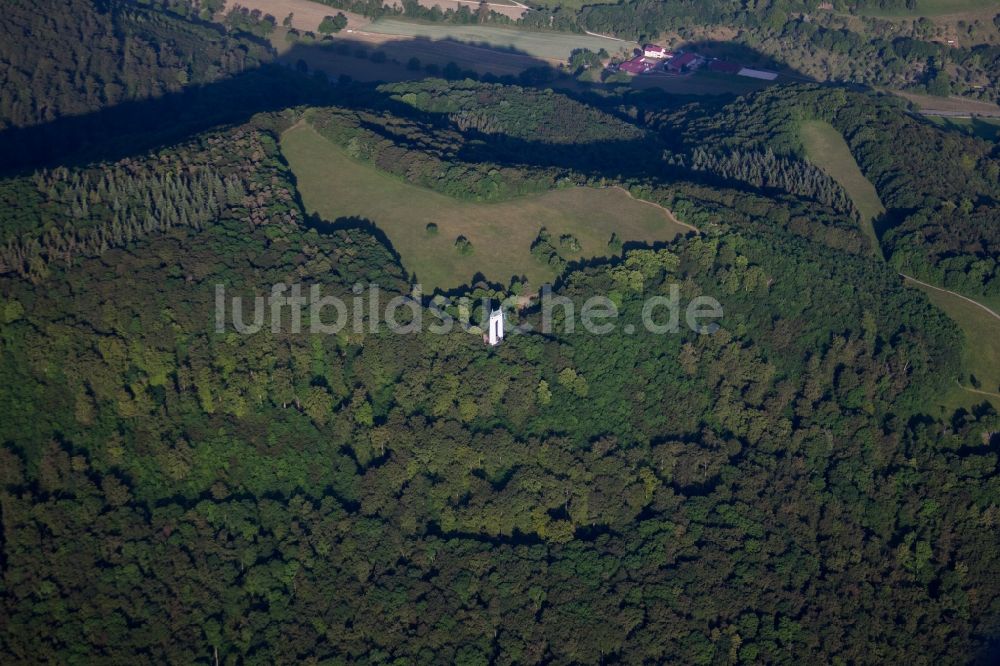 Luftbild Pfullingen - Bauwerk des Aussichtsturmes Schönbergturm im Wald in Pfullingen im Bundesland Baden-Württemberg, Deutschland