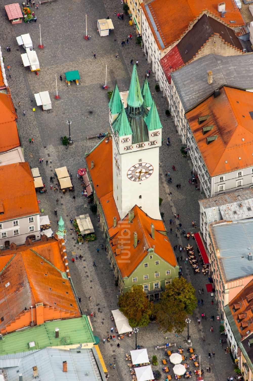 Luftbild Straubing - Bauwerk des Aussichtsturmes Stadtturm am Theresienplatz in Straubing im Bundesland Bayern