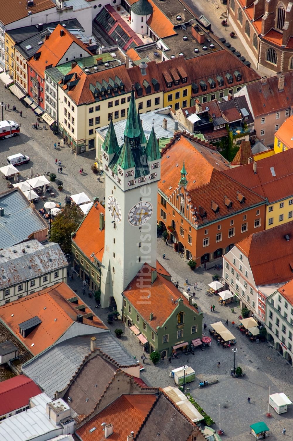 Luftaufnahme Straubing - Bauwerk des Aussichtsturmes Stadtturm am Theresienplatz in Straubing im Bundesland Bayern