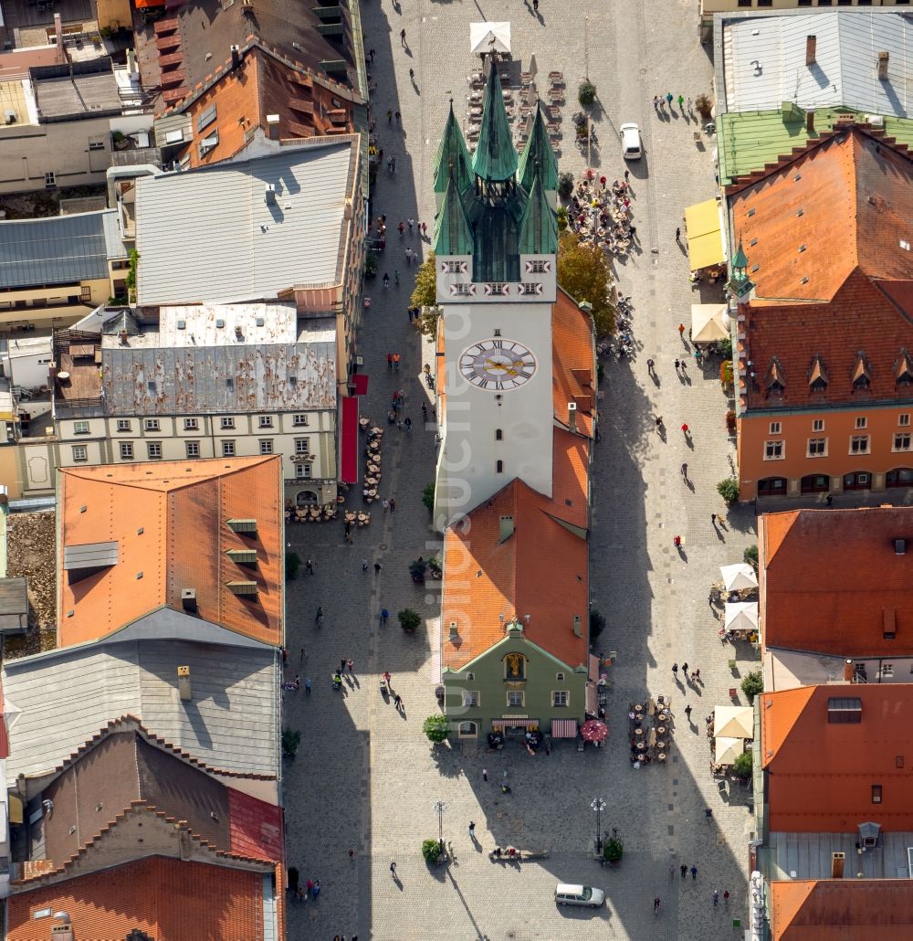 Straubing aus der Vogelperspektive: Bauwerk des Aussichtsturmes Stadtturm am Theresienplatz in Straubing im Bundesland Bayern