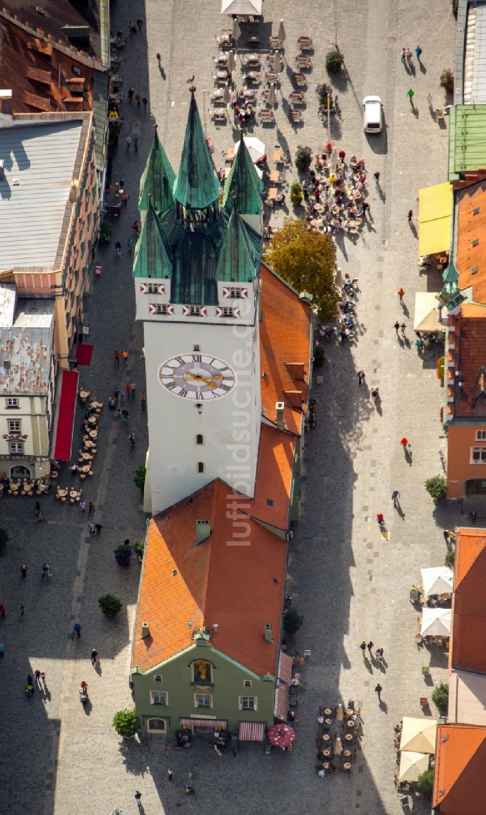 Luftaufnahme Straubing - Bauwerk des Aussichtsturmes Stadtturm am Theresienplatz in Straubing im Bundesland Bayern