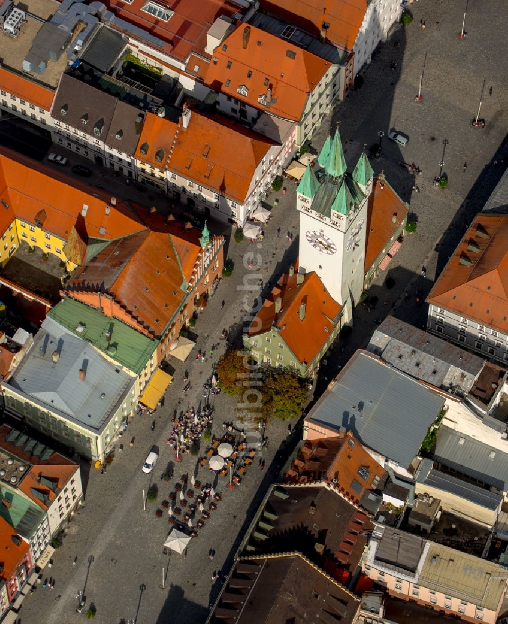 Straubing von oben - Bauwerk des Aussichtsturmes Stadtturm am Theresienplatz in Straubing im Bundesland Bayern