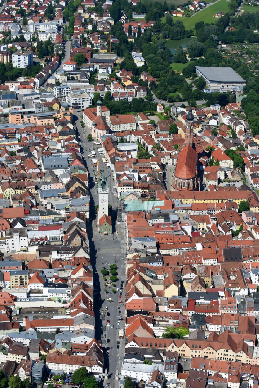 Straubing aus der Vogelperspektive: Bauwerk des Aussichtsturmes Stadtturm am Theresienplatz in Straubing im Bundesland Bayern, Deutschland