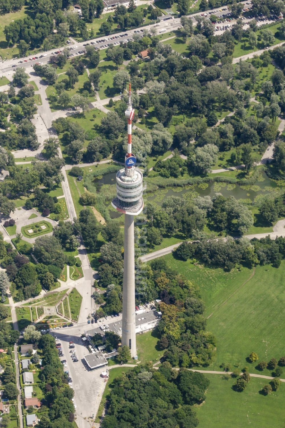 Wien aus der Vogelperspektive: Bauwerk des Aussichtsturmes und Wahrzeichens Donauturm im Donaupark im 22. Wiener Gemeindebezirk Donaustadt in Wien in Österreich