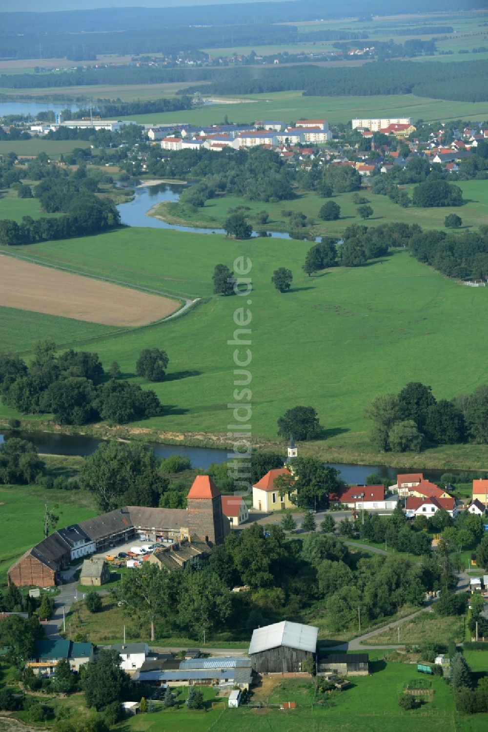 Luftaufnahme Gruna - Bauwerk des Aussichtsturmes Wendenturm und Kirche St.Nikolai in Gruna im Bundesland Sachsen