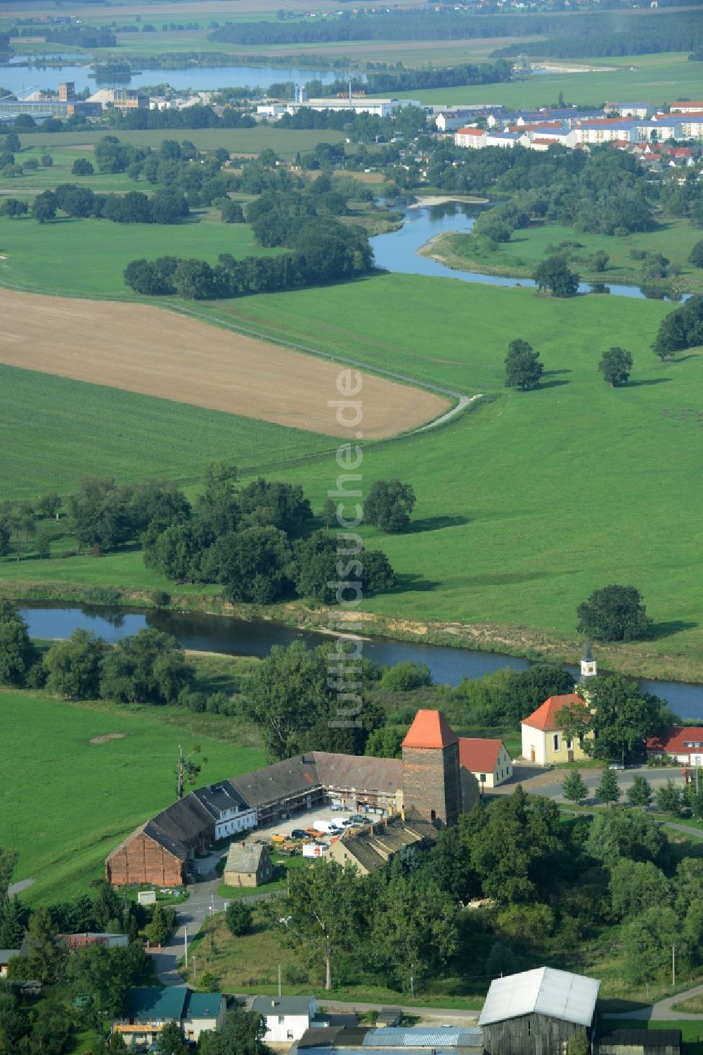 Gruna von oben - Bauwerk des Aussichtsturmes Wendenturm und Kirche St.Nikolai in Gruna im Bundesland Sachsen