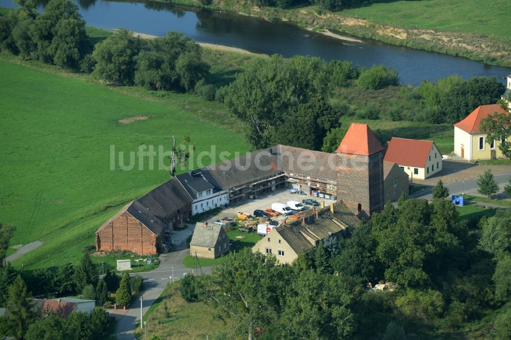 Gruna aus der Vogelperspektive: Bauwerk des Aussichtsturmes Wendenturm und Kirche St.Nikolai in Gruna im Bundesland Sachsen