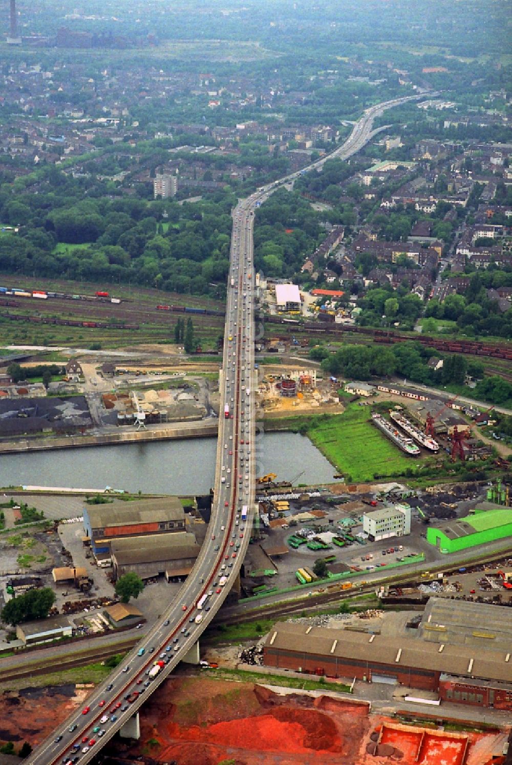 Duisburg von oben - Bauwerk der Berliner Brücke der Bundes- Autobahn BAB A59 über den Rhein-Herne-Kanal und die Ruhr in Duisburg im Bundesland Nordrhein-Westfalen