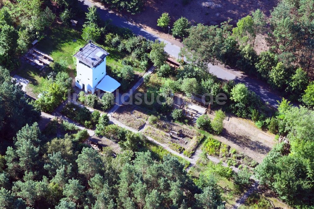 Berlin von oben - Bauwerk des Deutsche Waldjugend - Naturschutz Turm in Berlin, Deutschland