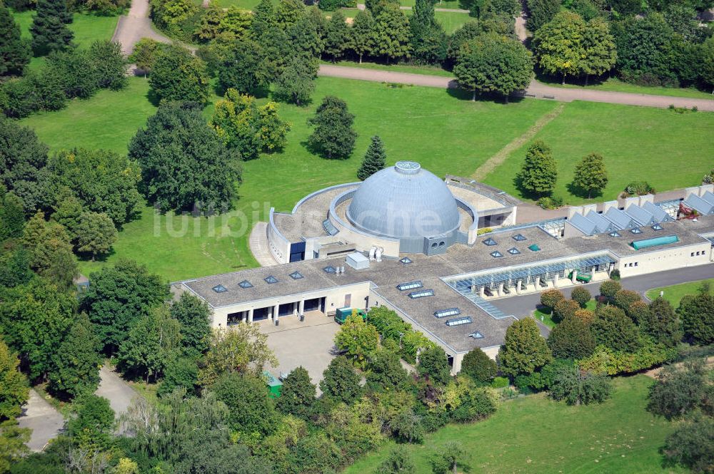 Luftbild Frankfurt am Main - Bauwerk auf dem Gelände des Parkfriedhofs Heiligenstock in Frankfurt am Main in Hessen