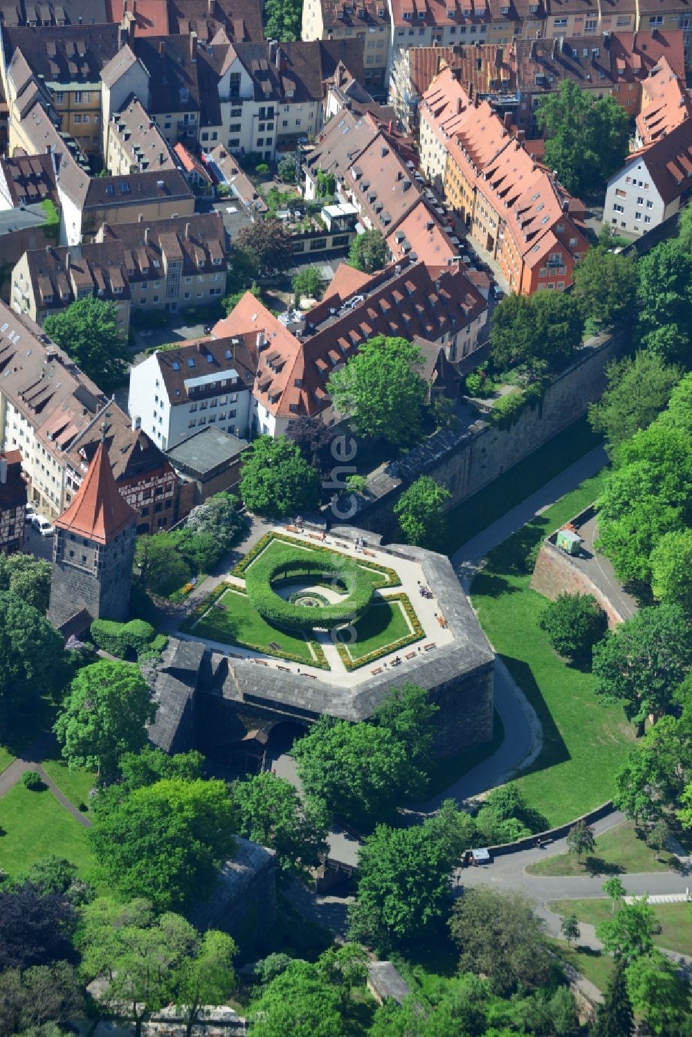 Nürnberg von oben - Bauwerk der historischen Stadtmauer in Nürnberg im Bundesland Bayern