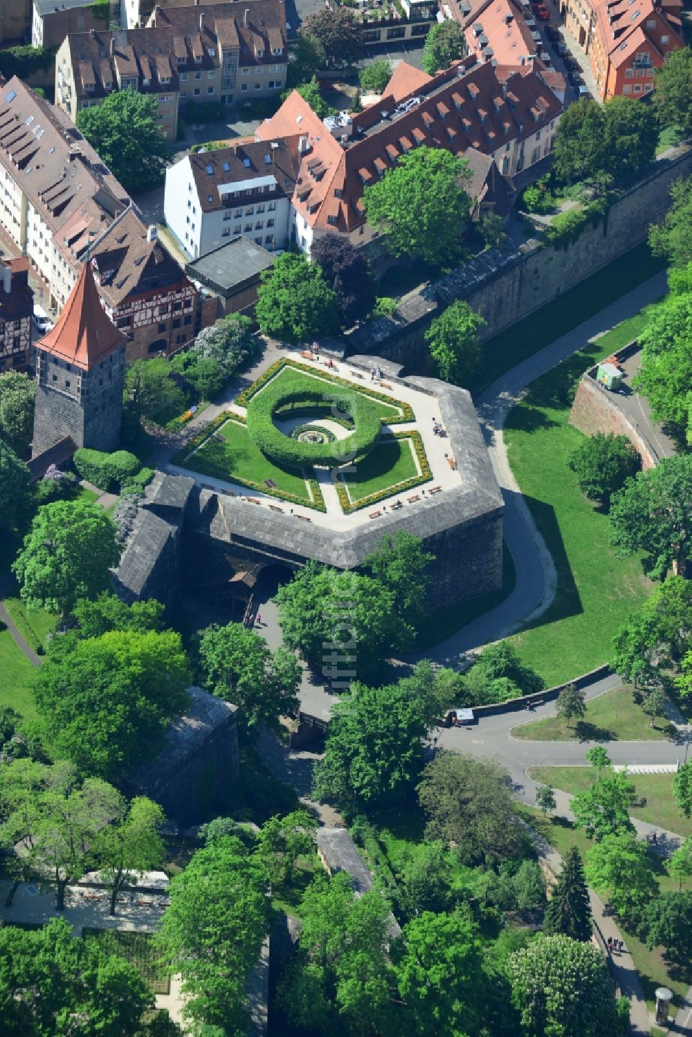 Nürnberg aus der Vogelperspektive: Bauwerk der historischen Stadtmauer in Nürnberg im Bundesland Bayern