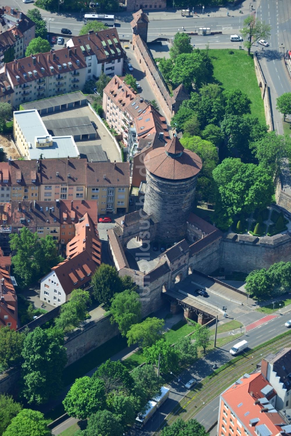 Luftbild Nürnberg - Bauwerk der historischen Stadtmauer in Nürnberg im Bundesland Bayern