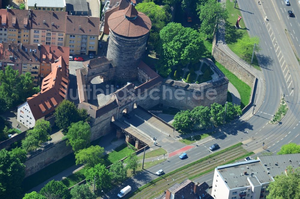 Luftaufnahme Nürnberg - Bauwerk der historischen Stadtmauer in Nürnberg im Bundesland Bayern