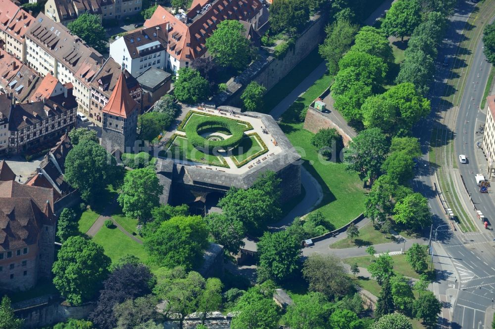 Nürnberg aus der Vogelperspektive: Bauwerk der historischen Stadtmauer in Nürnberg im Bundesland Bayern