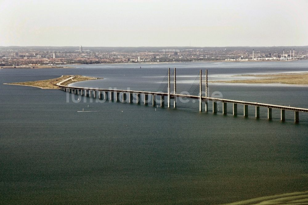 Malmö von oben - Bauwerk der Öresundbrücke zwischen Malmö und Saltholm in der Provinz Schonen in Schweden