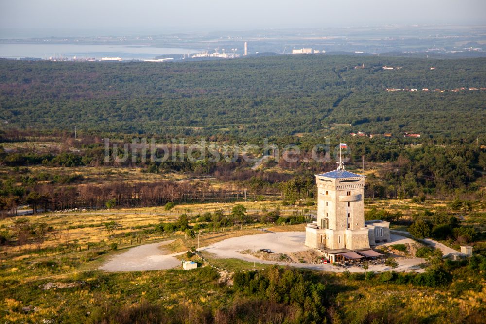 Lokvica aus der Vogelperspektive: Bauwerk des Wachturm Cerje auf der Hügellkette / Drevored hvaleznosti in Lokvica in Nova Gorica, Slowenien