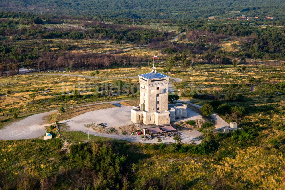 Luftbild Lokvica - Bauwerk des Wachturm Cerje auf der Hügellkette / Drevored hvaleznosti in Lokvica in Nova Gorica, Slowenien