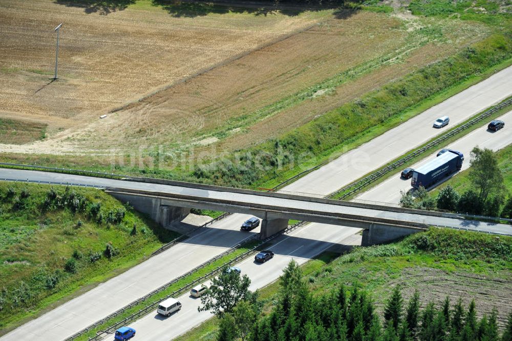 Dittersdorf von oben - Bauwerke und Streckenführung der BAB Bundesautobahn A9 bei Dittersdorf in Thüringen