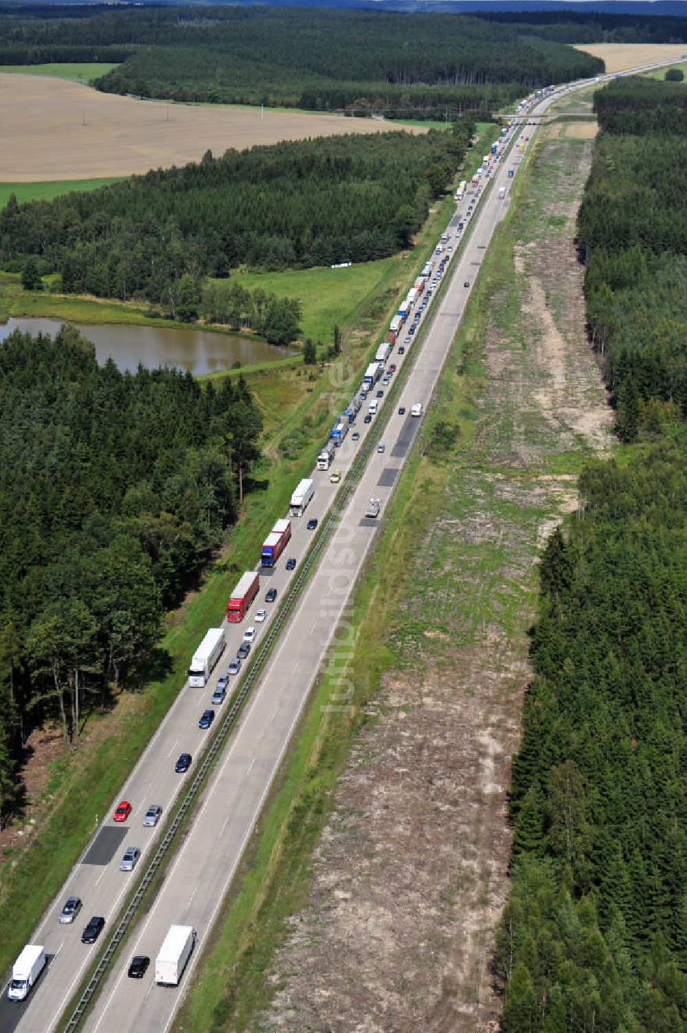 Dittersdorf von oben - Bauwerke und Streckenführung der BAB Bundesautobahn A9 bei Dittersdorf in Thüringen