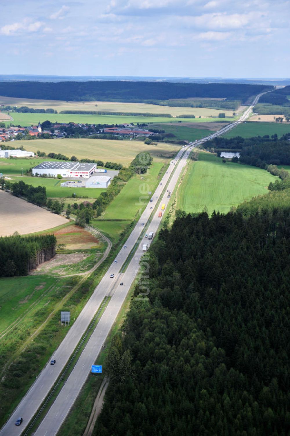 Dittersdorf von oben - Bauwerke und Streckenführung der BAB Bundesautobahn A9 bei Dittersdorf in Thüringen