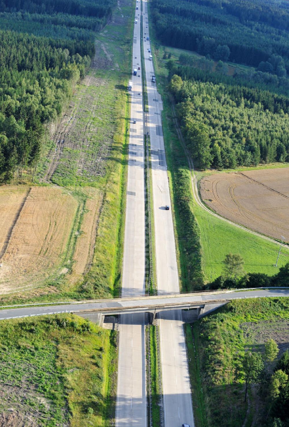 Dittersdorf von oben - Bauwerke und Streckenführung der BAB Bundesautobahn A9 bei Dittersdorf in Thüringen