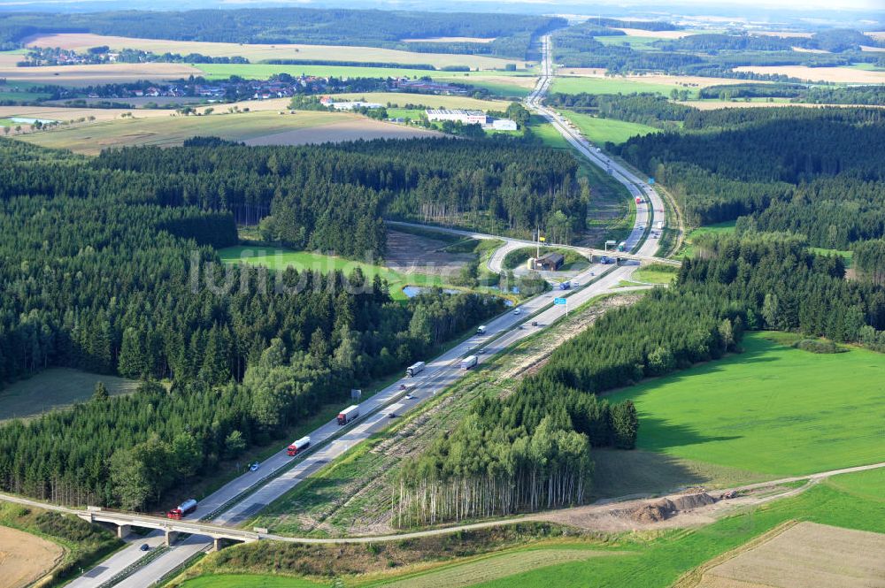 Dittersdorf von oben - Bauwerke und Streckenführung der BAB Bundesautobahn A9 bei Dittersdorf in Thüringen