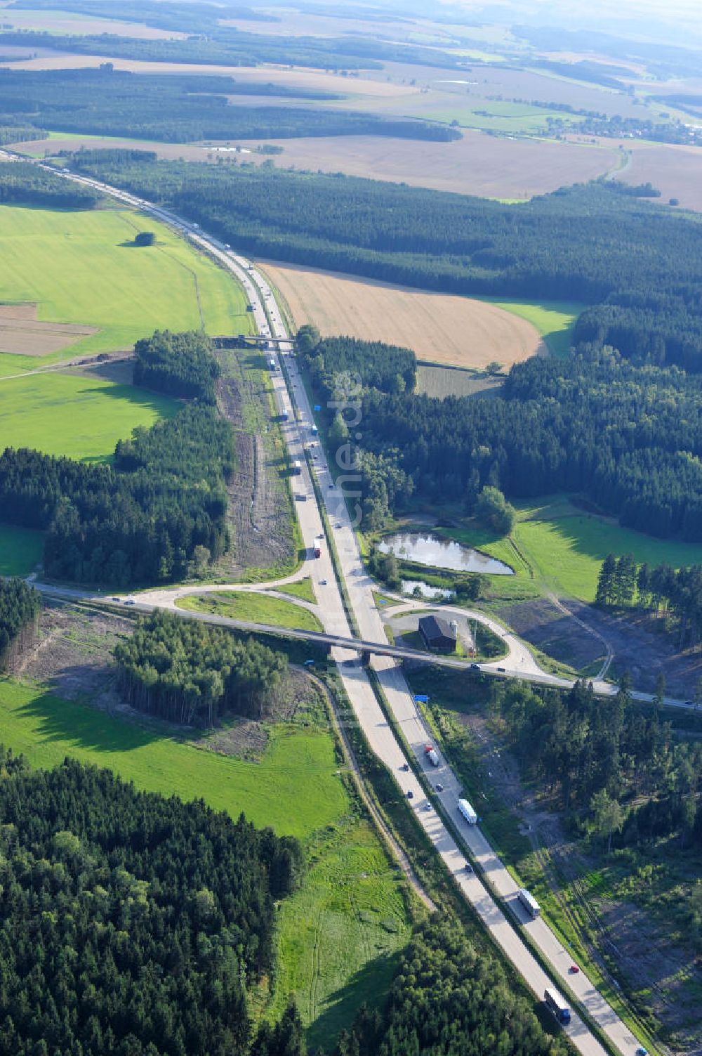 Dittersdorf von oben - Bauwerke und Streckenführung der BAB Bundesautobahn A9 bei Dittersdorf in Thüringen