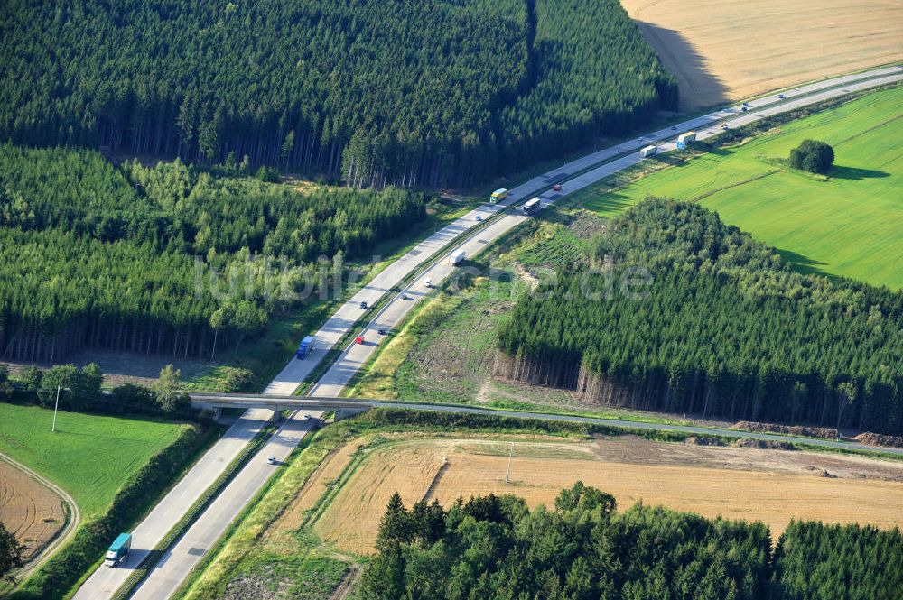 Luftaufnahme Dittersdorf - Bauwerke und Streckenführung der BAB Bundesautobahn A9 bei Dittersdorf in Thüringen