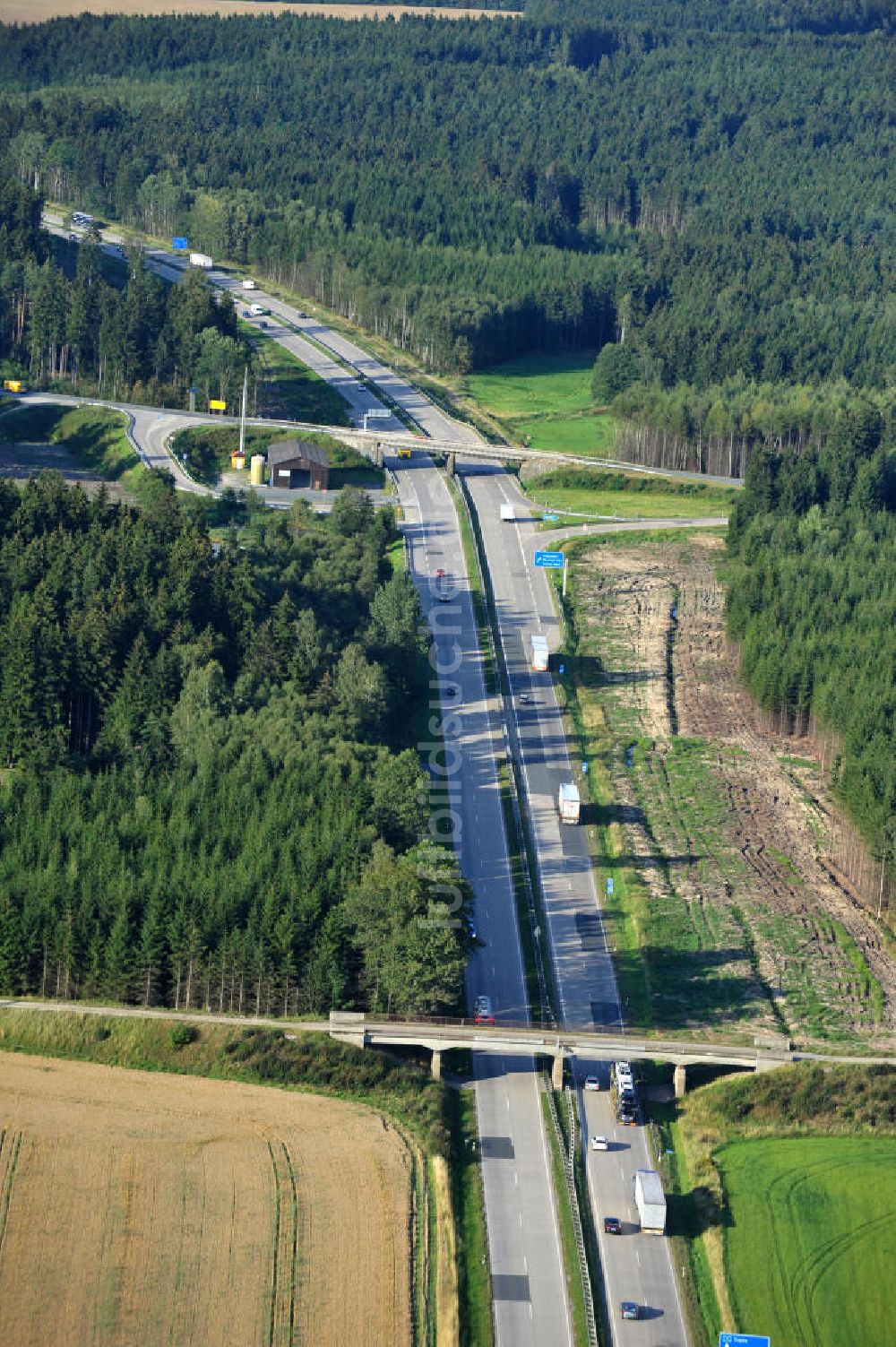 Dittersdorf von oben - Bauwerke und Streckenführung der BAB Bundesautobahn A9 bei Dittersdorf in Thüringen