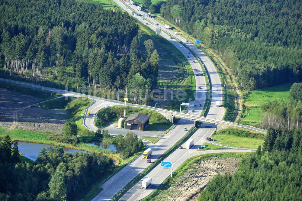 Luftaufnahme Dittersdorf - Bauwerke und Streckenführung der BAB Bundesautobahn A9 bei Dittersdorf in Thüringen