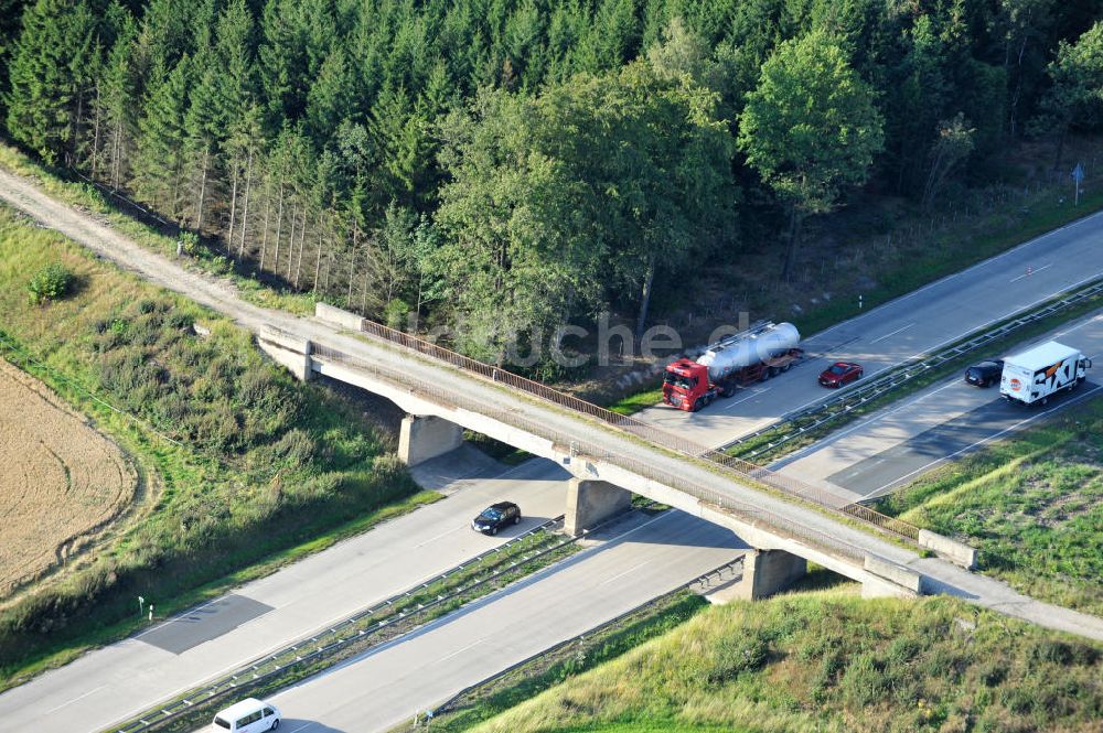 Dittersdorf von oben - Bauwerke und Streckenführung der BAB Bundesautobahn A9 bei Dittersdorf in Thüringen