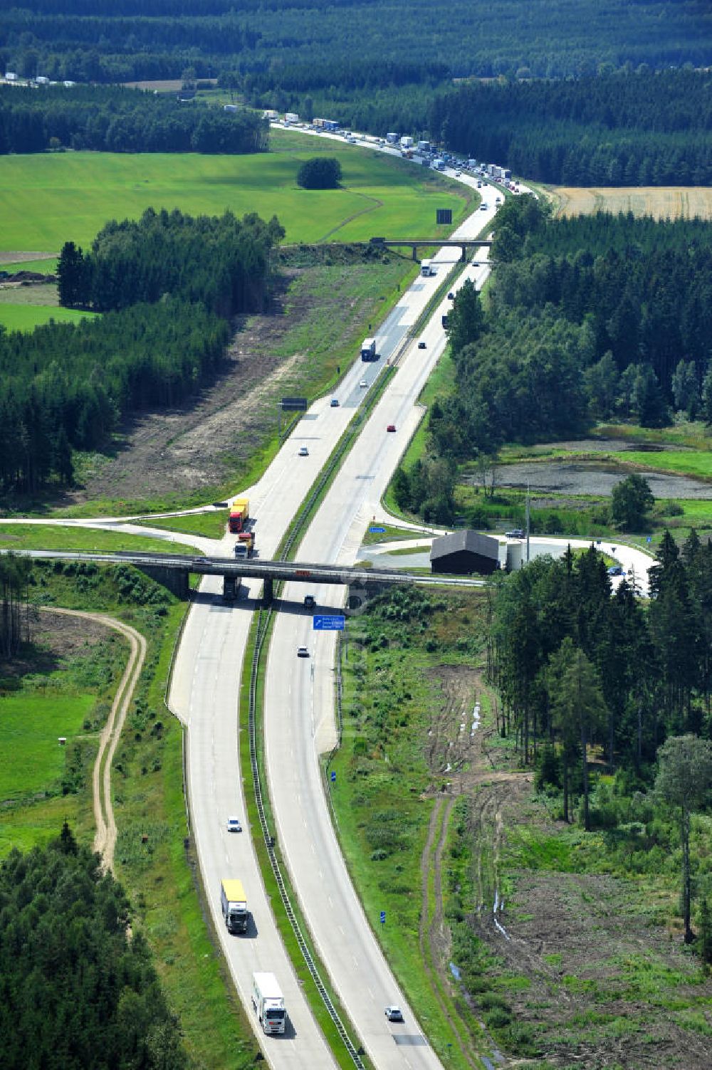 Dittersdorf von oben - Bauwerke und Streckenführung der BAB Bundesautobahn A9 bei Dittersdorf in Thüringen