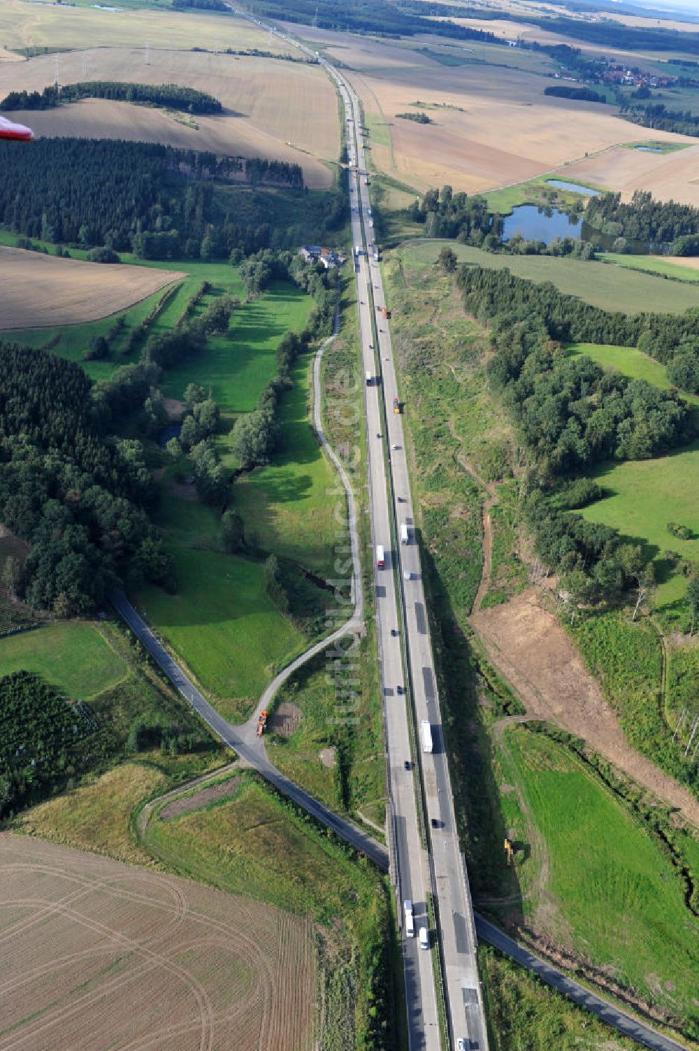 Luftaufnahme Görkwitz - Bauwerke und Streckenführung der BAB Bundesautobahn A9 bei Görkwitz in Thüringen