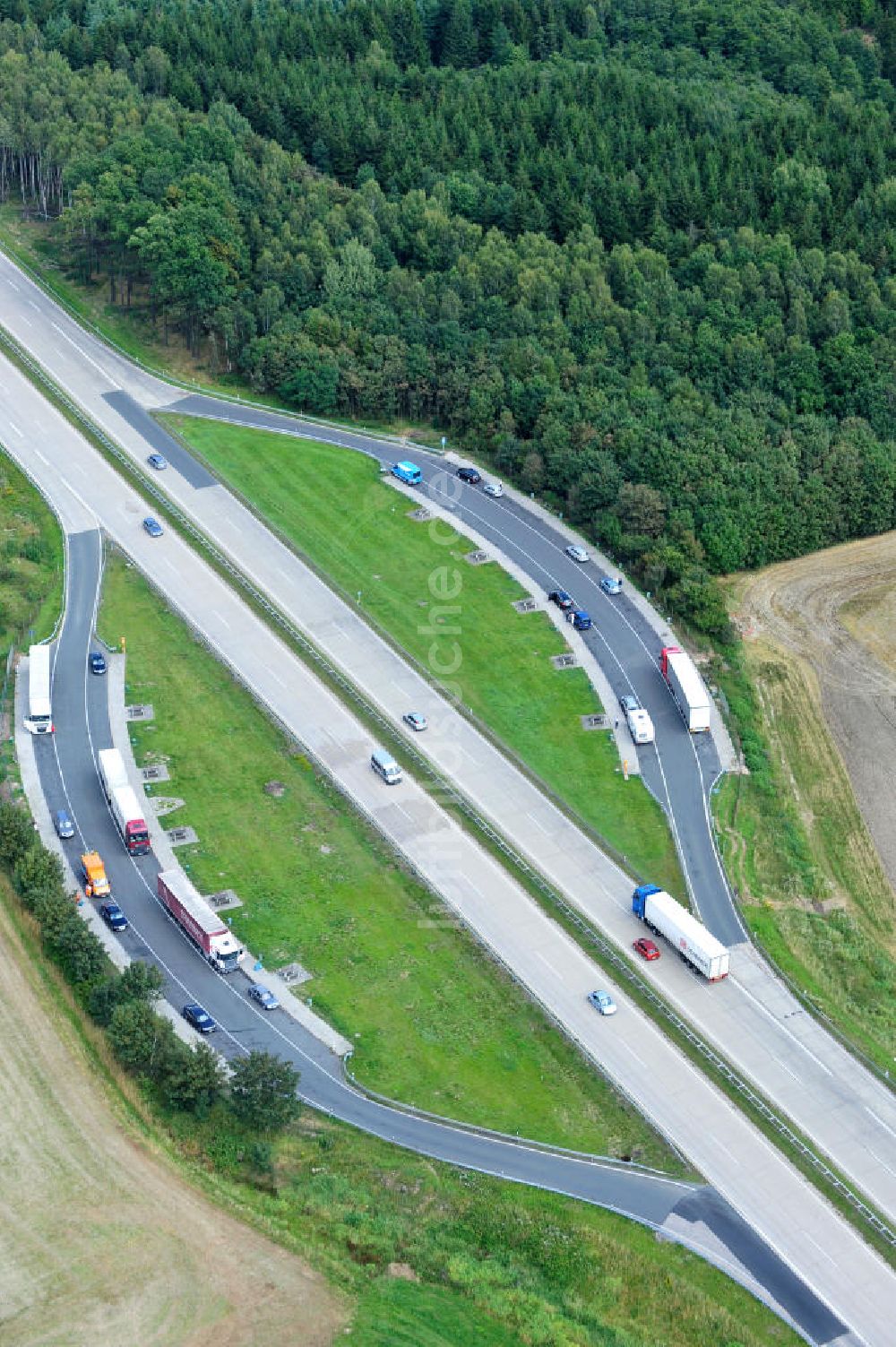 Luftaufnahme Köthnitz - Bauwerke und Streckenführung der BAB Bundesautobahn A9 bei Köthnitz in Thüringen