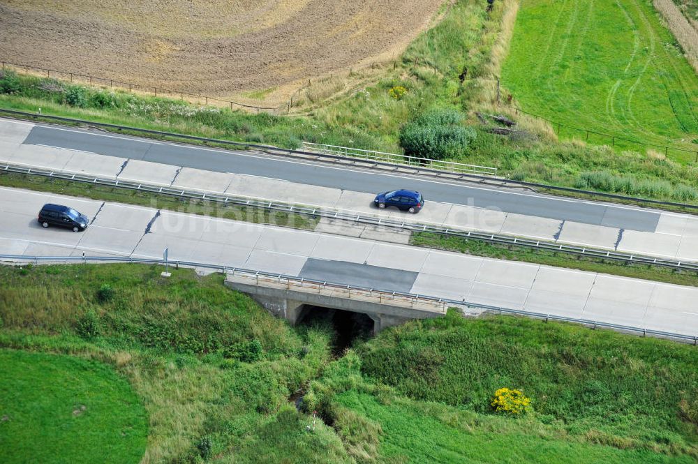 Köthnitz von oben - Bauwerke und Streckenführung der BAB Bundesautobahn A9 bei Köthnitz in Thüringen