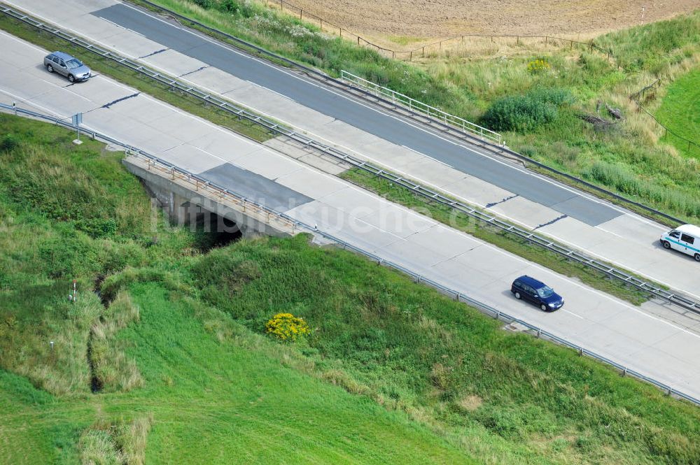 Luftbild Köthnitz - Bauwerke und Streckenführung der BAB Bundesautobahn A9 bei Köthnitz in Thüringen