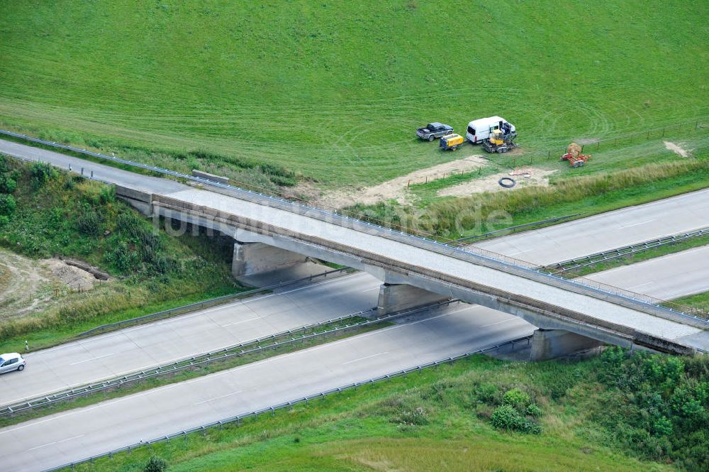 Luftaufnahme Köthnitz - Bauwerke und Streckenführung der BAB Bundesautobahn A9 bei Köthnitz in Thüringen